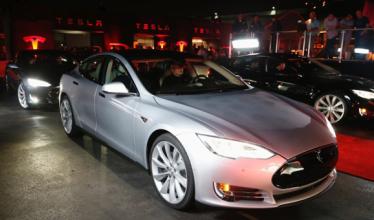 Tesla reveals the dual motor and four wheel drive Tesla P85D EV