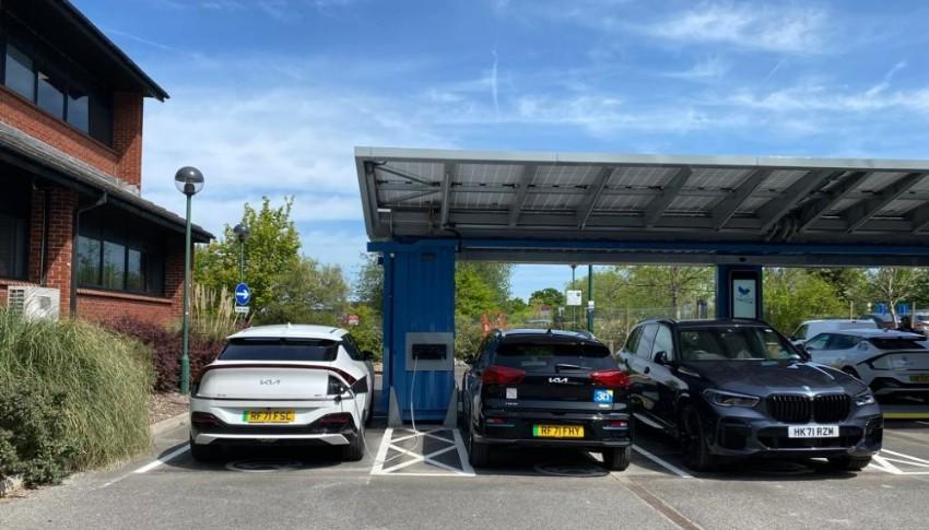 pop-up solar car park provides ev drivers with 20,000 miles of charge