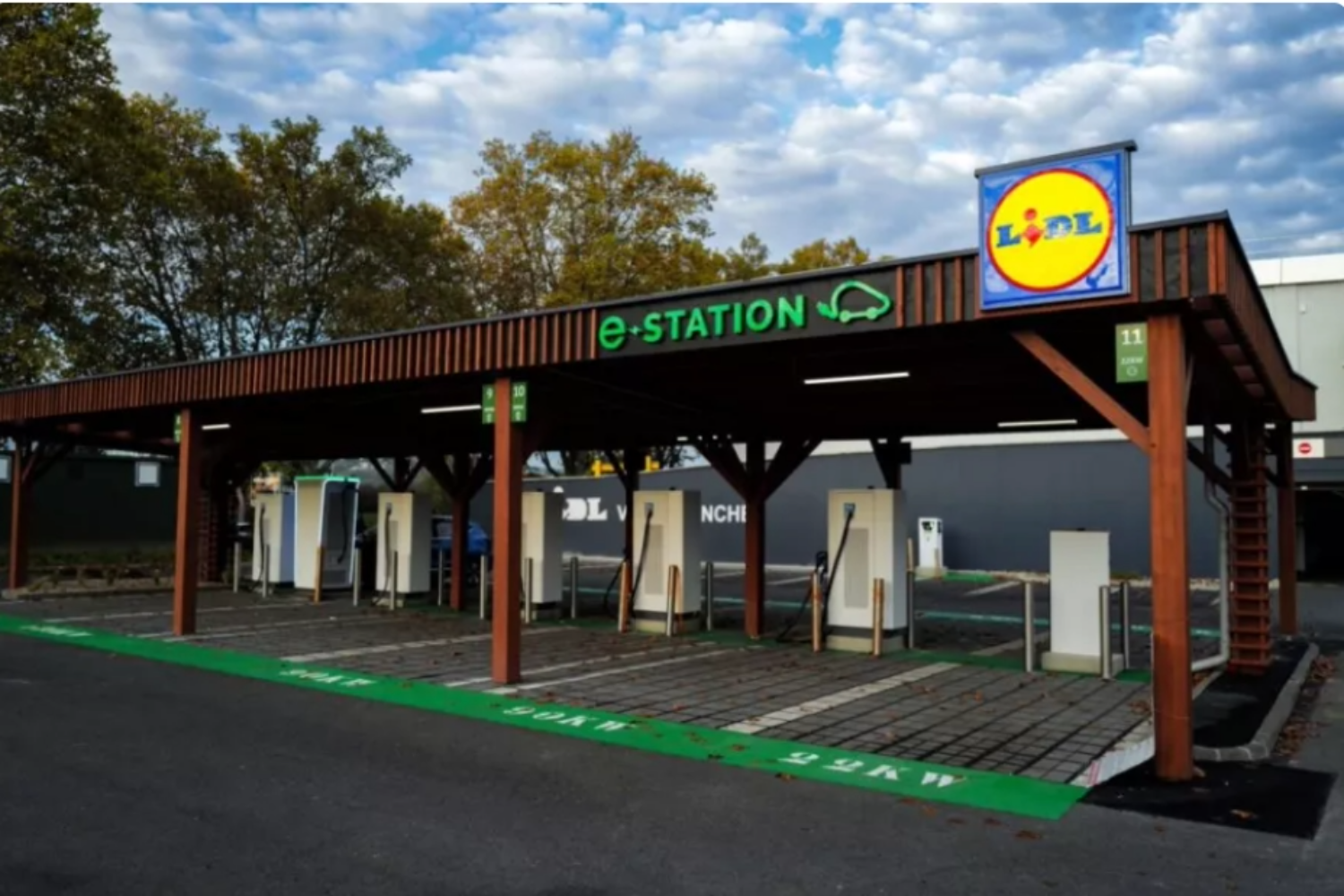 Lidl suoermarket car park EV charging