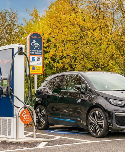 BMW i4 charges at Osprey charge points