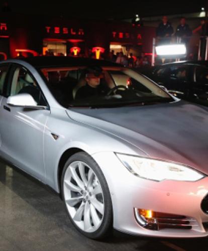 Tesla reveals the dual motor and four wheel drive Tesla P85D EV