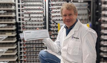 Doren Myersdorf holding StoreDot battery cell